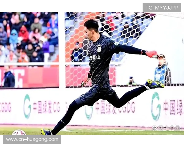 中国足球力量推动青训发展，年轻球员表现稳健引人关注