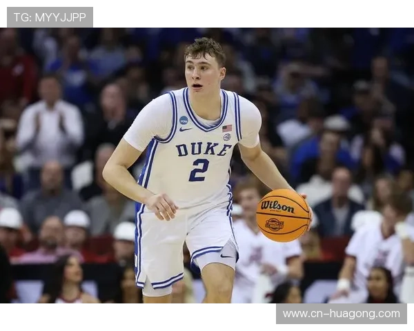 安东尼·戴维斯家里泳池比我整栋楼还大，这赛场上看着就像邻家大哥？